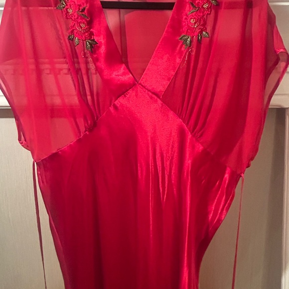 Elegant Red Women's Robe - Picture 8 of 8